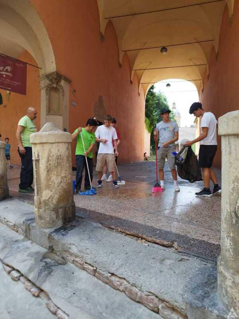 Operatori Ambienta istruiscono gli allievi del Fermi nella pulizia dei Portici di Bologna